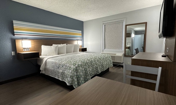 Dumbarton Hotel | HomeTowne Studios by Red Roof Richmond, VA - W Broad St