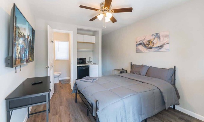 Greater Third Ward Apartment | Homey 1-Bedroom APT w/Queen Bed & Bath