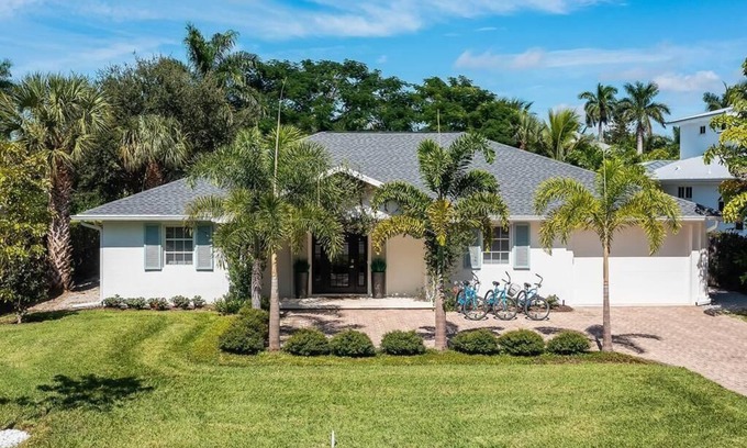 Old Naples House | Homey and comfy “Vintage” like 4 Br Cottage 1 Block to Beach