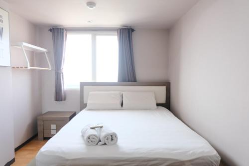 Braga Apartment | Homey and Cozy 1BR Apartment at Braga City Walk By Travelio