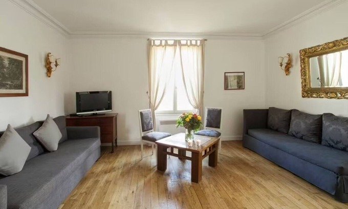 Quartier de l'Ecole-Militaire Apartment | Homey Apartment at Invalides