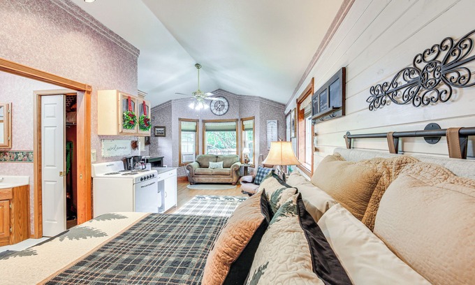 Libby Apartment | Homey Pet-friendly Libby Cottage w/Yard by Creek!