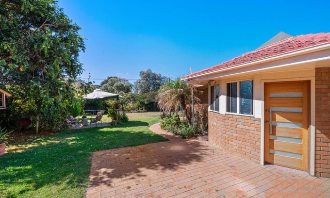 Lyons Apartment | Homey Studio in Central Chifley