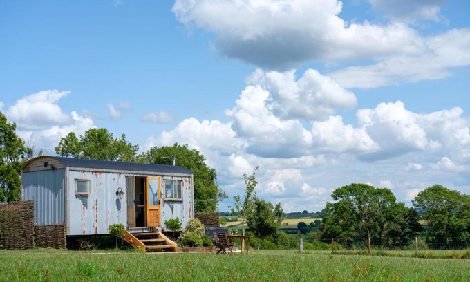 Bridport Ski Chalet | Honey Bee - Comfortable luxury shepherds hut with hot tub
