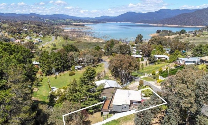 Goughs Bay House | Honey Bee Lodge - The best of Victoria’s stunning High Country!