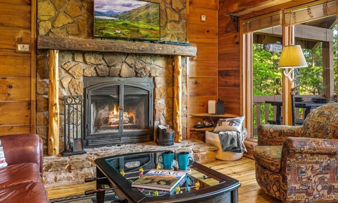 Gatlinburg - Pigeon Forge Cabin | Honey Haven · Cozy Cabin/Mountain Views /near Dollywood/Hot Tub
