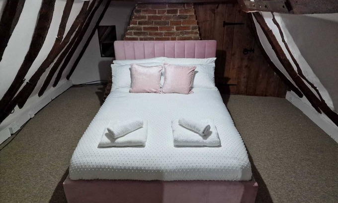 Sudbury Cottage | Honey Horsefield Grade ll 1650 Thatched Cottage