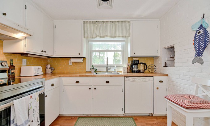 West Yarmouth House | Honeybee Cottage - Colonial Acres Beach