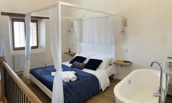 Clitheroe House | Honeybee Cottage, Waddington