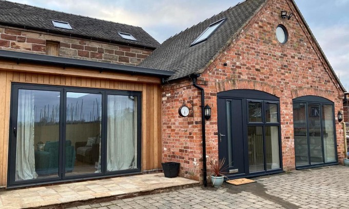 Alton House | Honeyberry Cottage -PART OF ALTON COTTAGES