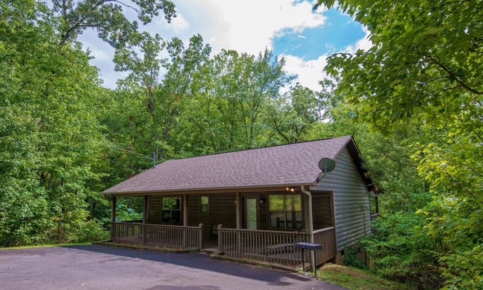 Gatlinburg - Pigeon Forge Cabin | Honeymoon/Anniversary Pigeon Forge Secluded Cabin-Mountain View-Dog Friendly