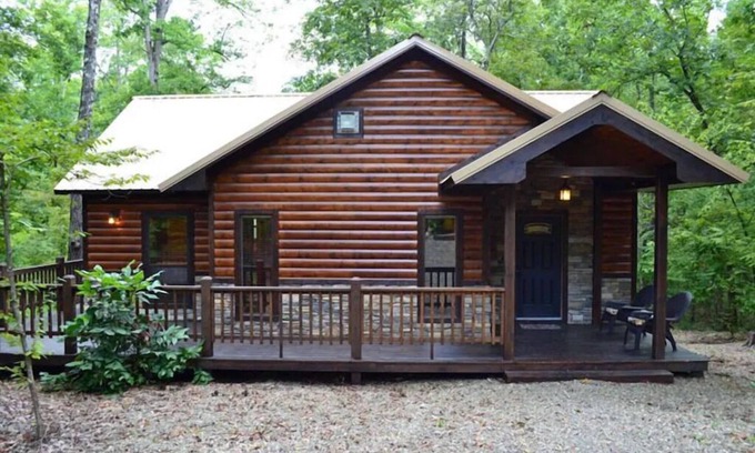 Broken Bow Cabin | Honeymoon Cabin, King Bed, Hot Tub, Pond & Fireplace
