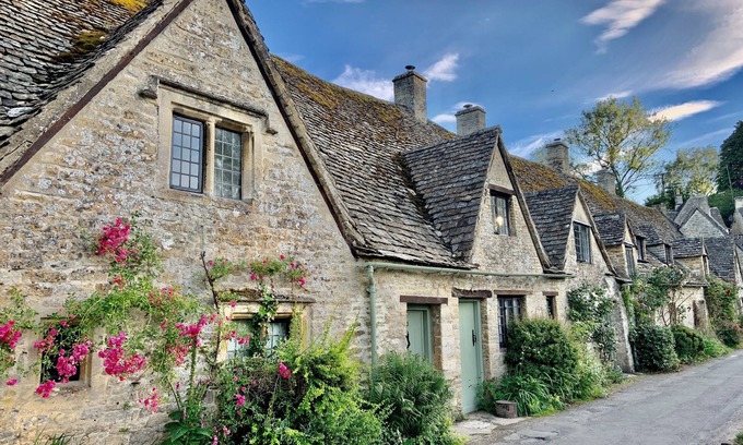 Bourton Cottage | Honeystone Cottage -Bourton on the Water Detached 4 bed modern property sleeps 8