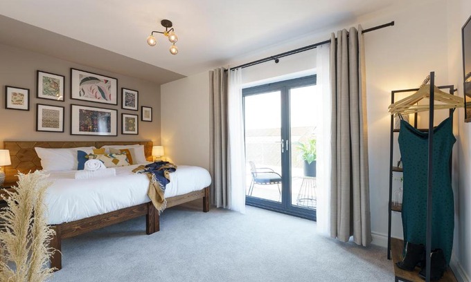 Staple Hill Apartment | Honeysuckle - 1 Bedroom Luxury Apartment by Mint Stays