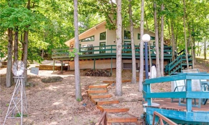 Lake Ozark House | Honeysuckle-bachelor/bachelorette parties welcome!