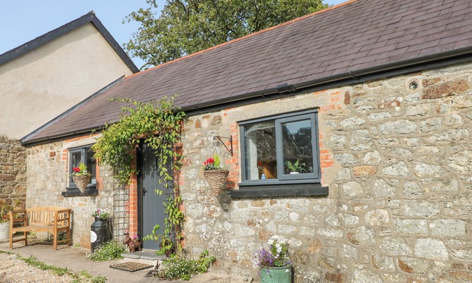 Llanddewi Velfrey Cottage | HONEYSUCKLE COTTAGE, pet friendly, with a garden in Narberth
