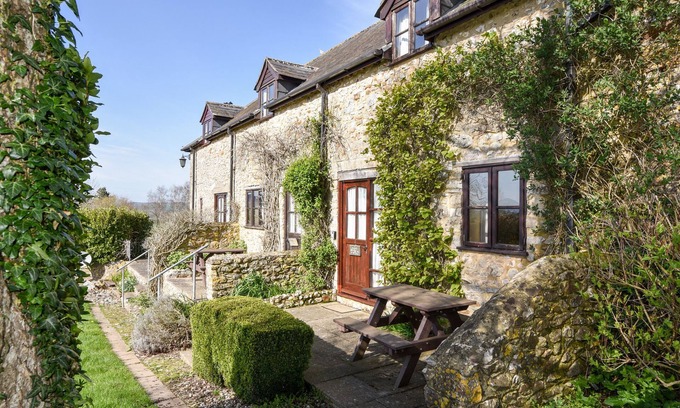 Axminster Cottage | HONEYSUCKLE COTTAGE, pet friendly, with a garden in Musbury
