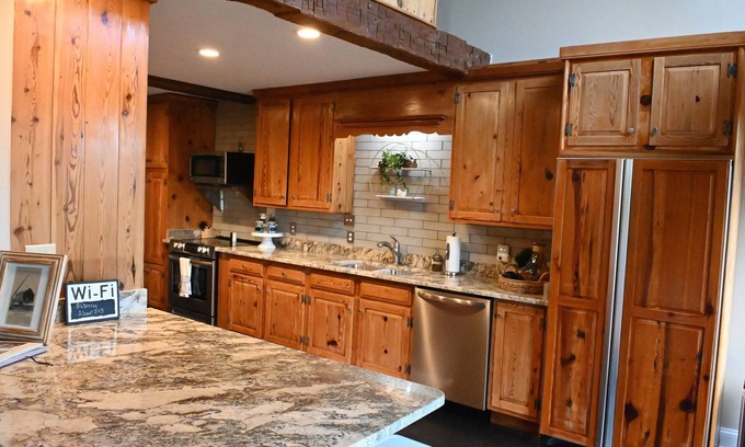 Waynesboro House | Honeysuckle Ridge, Safe & Immaculate