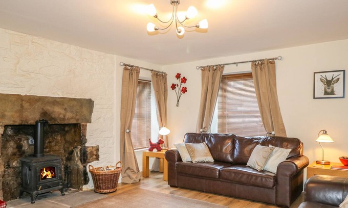 Tomintoul Cottage | HONG KONG HOUSE, pet friendly, with open fire in Tomintoul
