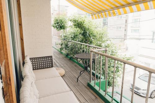 Yeonnam-dong Villa | Hongdae Luxury Private Single House with Big Open Balcony Perfect for a Family & Big Group 3BR, 5QB & 1SB, 2Bathroom