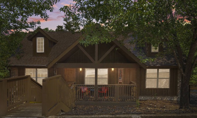 Reeds Spring Cabin | Honky Tonk Hideaway | 4 miles to SDC & Indian Point