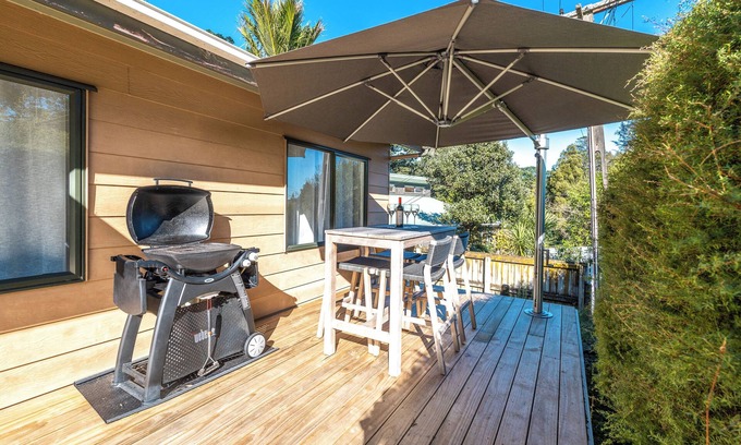 Surfdale House | Honu Cottage - Oneroa Holiday Home