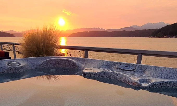 Union House | Hood Canal Resort in Union, WA, Walls of Glass (up to 8 guests)