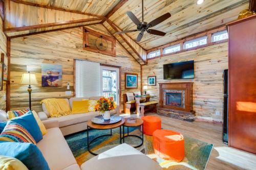Broken Bow House | Hook, Line and Sinker Retreat with Fire Pit!