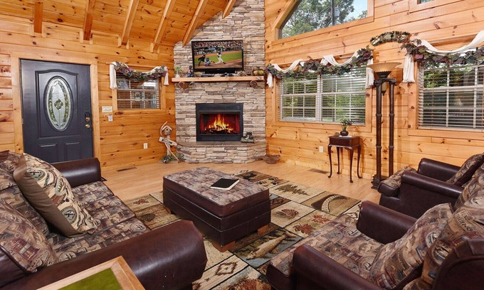 Sevierville Cabin | Hooked On Love - Romantic Mountain Retreat