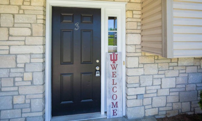 Bloomington House | Hoosier Commons Close to Indiana University Blooming Less then 5 Minutes!