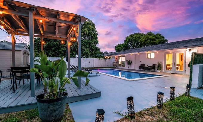 Driftwood House | Hope Casa 4/2 Heated Pool/BBQ I by HostyMosty