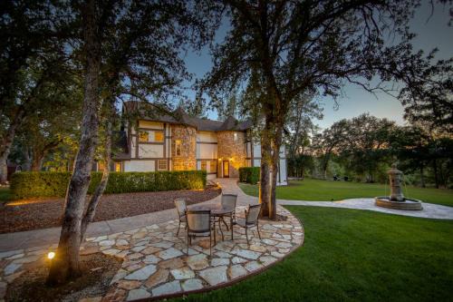 Columbia House | Hope Inn Redding