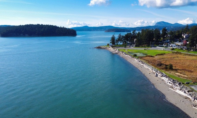 La Conner House | Hope Island Suite: Water-Mountain-Island view. Couples, Girls Getaway!