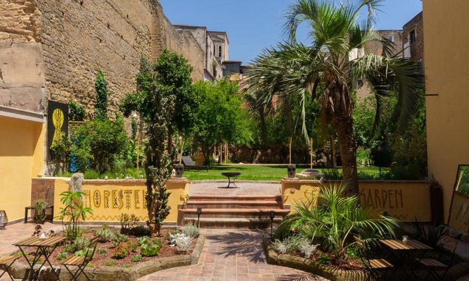 Montecalvario Hostel | HOPESTEL Secret Garden Napoli