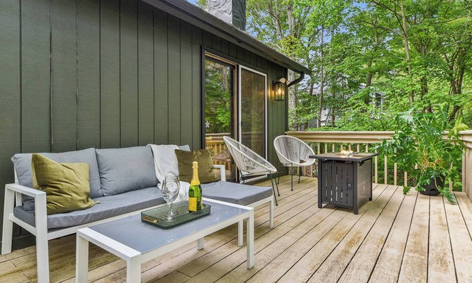 Bushkill Ski Chalet | Hopskip Retro Chalet Firepit Deck Gas Grill Pools Lake Tennis-Pickle