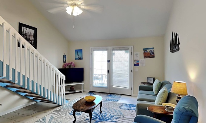 Summer Breeze Condo | Horizon South #34B | Access to Pools + Hot Tub & Fitness Center
