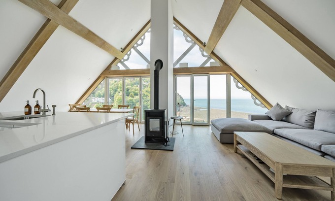 Lynmouth Apartment | Horizon View, a stunning, three bedroom, pet friendly holiday apartment with sea views in Lynmouth,