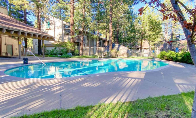 Mammoth Lakes Condo | Horizons 4 #114 | Walking Distance to Shopping & Restaurants | Shared Pool