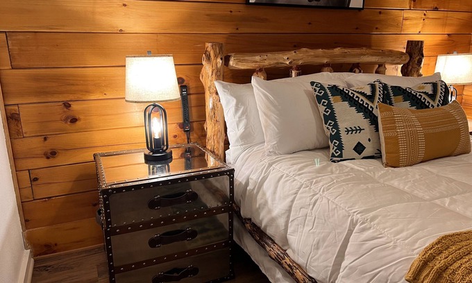 Hot Springs Cabin | Horse Cabin at The Natural State Cabins