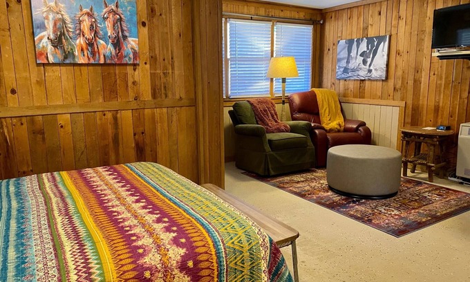 Ferguson Cabin | Horse themed Cute Cabin,WiFi,No Frills,Pet-Friendly, recently refurbished!