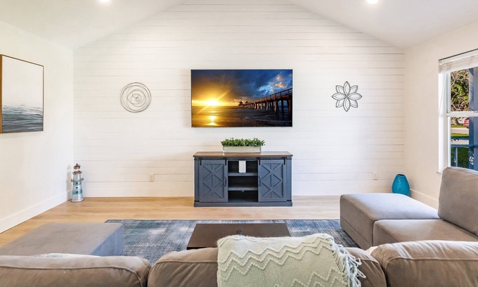 Naples Park House | Hosing available-The Beach is Calling!