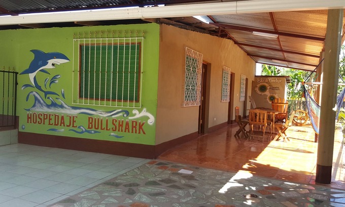 Ometepe Island Hostel | hospedaje Bullshark en las cercanias de ojo de agua una piscina natural.