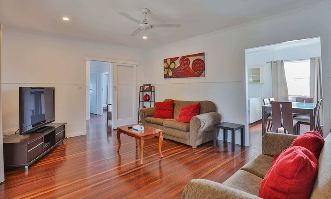Bundaberg West House | Hospital Precinct with Air-con and access to Pool