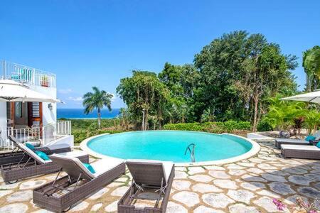 Montego Bay Villa | HOSPITALITYEXPERT Cosy 3 Bedroom Villa & Cottage, Pool, Beach Access, Sleeps 16