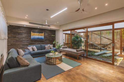 Neyyattinkara Villa | Hossana Modern Wedge Villa