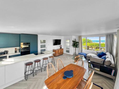 Wyke Regis House | Host & Stay - Mandeville