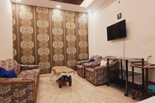 Lajpat Nagar Apartment | Hostmystay-2bhk Amarcolny Market