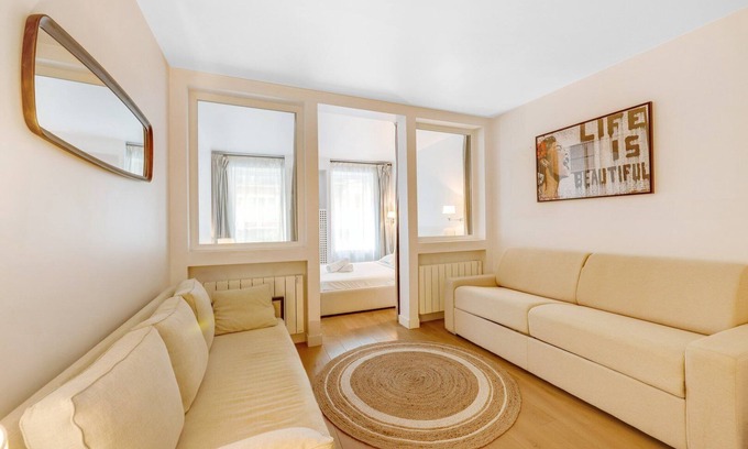 Strasbourg -Saint-Denis Apartment | Hot district Faubourg Saint-Denis