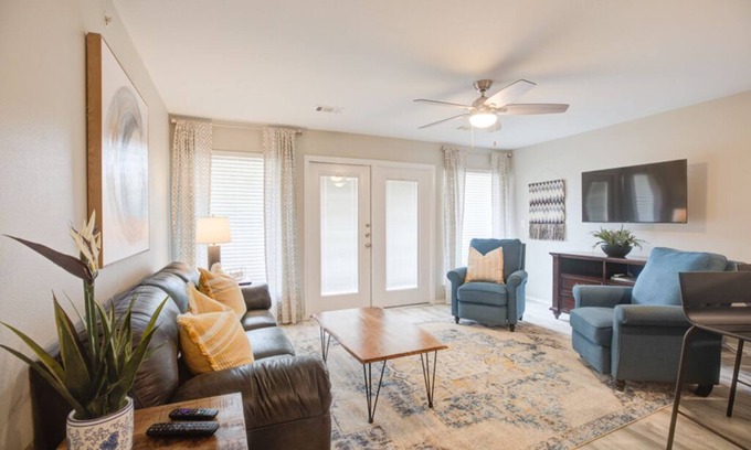 New Braunfels Condo | Hot Spot on the Guadalupe Pools Hot Tubs Tubing