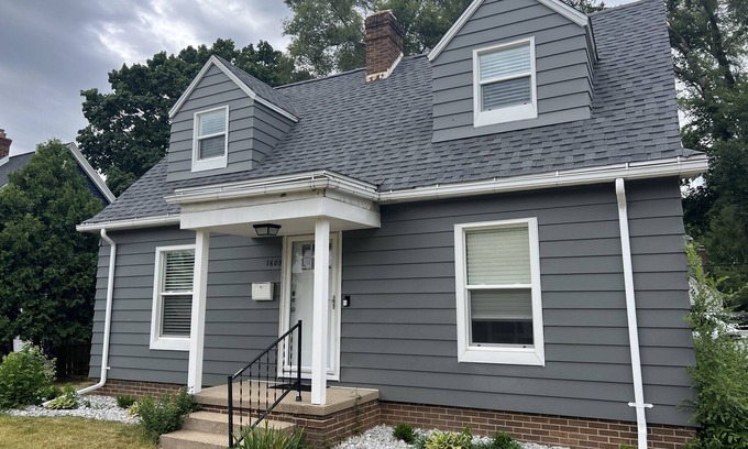 South Bend House | Hot Tub, 3 🚿, Firepit, Walk 2 ND, AppleTV/Music